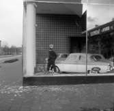 Fönster nedblåst, Uddevalla Bil och Traktor den 25 november 1956