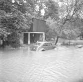 Bil som råkat illa ut vid översvämning i Uddevalla den 13 september 1957