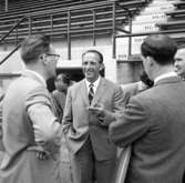 Österrikisk pressattaché på besök på Rimnersvallen i Uddevalla inför fotbolls-VM i juni 1958