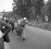 Brandmän rycker ut för att bekämpa en eldsvåda i Dalaberg, i norra delen av Uddevalla, juni 1958