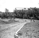 Ny lekplats i bostadsområde i Uddevalla, juli 1958
