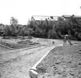 Ny lekplats i bostadsområde i Uddevalla, juli 1958
