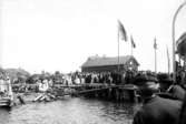 En stor skara människor har samlats i samband med det Skandinaviska Fiskerimötets i Marstrand besök på Mollösund 1904.