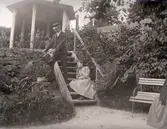 Carl-Gustaf o. Arfhild på trädgårdstrappan. 11/6 1895.