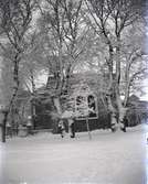 Snöfotografier. Prästgården och kyrkan. Den 15 dec.1926. 
2 st. Kopierade.