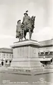 Dubbelstatyn på Kungstorget i Uddevalla