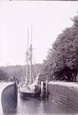 Ett segelfartyg på väg genom slussarna i Trollhättan, juni 1910