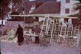 Försäljning av trappstegar, strykbrädor, korgar m.m. på Åhus torg. Sankta Maria kyrka i bakgrunden.