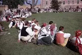 Folkdansuppvisning på gräsplan