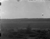 Enligt notering: En gårdsbild med åkrar och ängar