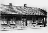 Ett bostadshus i tegel med spröjsade fönster på Stora Hellevigsgatan 7 i Uddevalla.