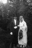 Brudpar fotograferade utomhus, 1922