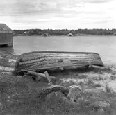 Skrivet på baksidan: 1, 1304, Skötbåt med täljda vindor. Aktern kuperad och spegel insatt för att ge fäste för utombordsmotor, Järnäset. 11993