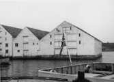 Skrivet på baksidan: Stavanger. Syboder ved Rosenbergs varft. 25/8 1967
Fotograf: Henning Henningsen
Fotot taget: 1967-08-25