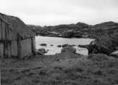 Skrivet på baksidan: Naust på Utsira 20/8 1967
Fotograf: Henning Henningsen
Fotot taget: 1967-08-20