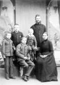 Skrivet på baksidan: Familjen Johannes Jansson på Björund, Gy s:n i Värmland
Sittande fr. höger: 