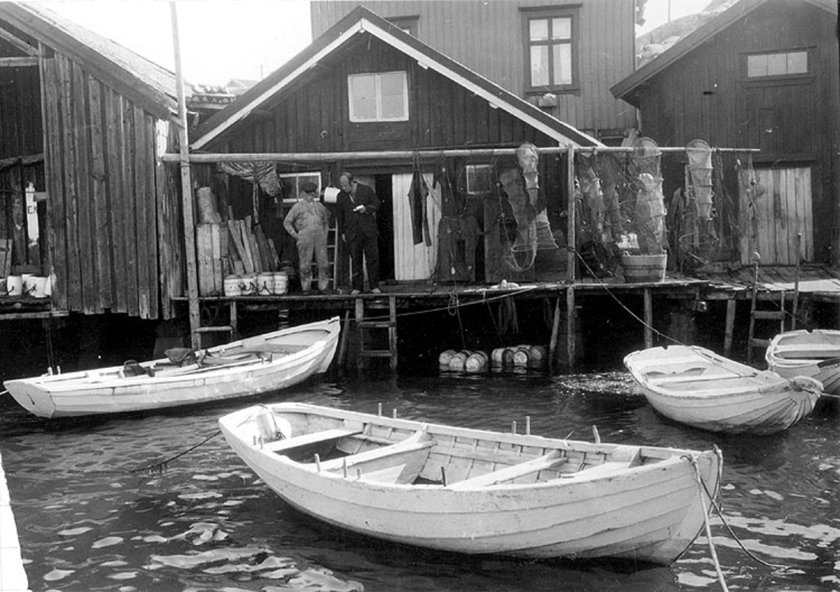 Olof Hasslöf, Written on the back: Philibart Humbla from GHM. Studies boats in Gravarne together with Levin Henriksson on his sea booth whale. T.h. tvp Oaks of Orusttype. Klink built. Small pre- and large stern mirror with a gap hole. Tolleklampar with a raffle. The round bottom allows them, even with a small sp…