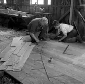 Skrivet på vidhängande papper: Fixering av traekstok på utslagsplanen.
Fotograferat av: Ole Crumlin - Pedersen
Fotot är taget: 1964-08-05