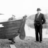 Fotot ät taget: 1958-11-12 - 1958-11-13
Skötbåt byggd av båtbyggare Arvid Engström 1901 för fiskare K. F. Juhlberg, båda från Vaxholm.
Stockholms högskolas kurs i båtuppmätning 12-13 Nov. 1958.