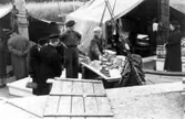 Skrivet på vidhängande papper: Tjällande fiskebåtar vid höstmarknaden i Kungälv 1939.
Fotograferat av: G.B.G. museum