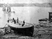 Skrivet på baksidan: Klinkbygge färdigt för sjösättning. Uppköpare båt för sollfraktning. Byggd för Karl Holm, Klädesholmen. omkr. 1905.