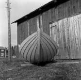 Fotografiet är taget: 1957

Båtbyggeri norra Sverige innehåller intreörer, 165 s.v. kop.
18 neg. till 18 av kop. finns i neg.ark. nr. 1929:1-2 filmnr. 119 och 120.
Format 6x6 10x10