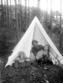 Johan Böjesson Eld och en kvinna ligger bredvid varandra i ett tält