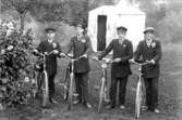 Fyra ynglingar står beredda att cykla iväg - förmodligen till festplatsen