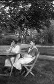 Jungfrur hos patron Wallmark, Hällevadsholms gård den 3 juli 1923. Fotografens nr: 179-9