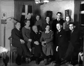 Släktfoto i hemmiljö::