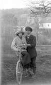 Kvinna och man på cykel