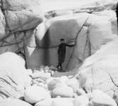 (Stereo karta VI) 19 Juli 1905 Strandgryta på S. Hålsön (Runda stenar, pojken stående).