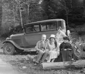 (Stereo karta XIX) Vid bilen vid Örsjön. 2 September 1928.