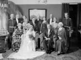 Enligt tidigare notering: Gruppbild i hem vid bröllop, Direktör Walter Hollertz och Hetti Runge, 1936-06-19.
