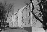 Fastigheten St. Nygat. 4.(b. 1903) rivningsvärderades av staden
till 21.243 kr. (20 rum) Då blev markpriset 33 kr kvmeter.
Nu byggdes, där huset låg, en lä nga på cirka 24 m.
3 vån. och vindslläg. källarlok. Övrig mark blev till gemensam gård,
garage, gata och parkanläggning.
