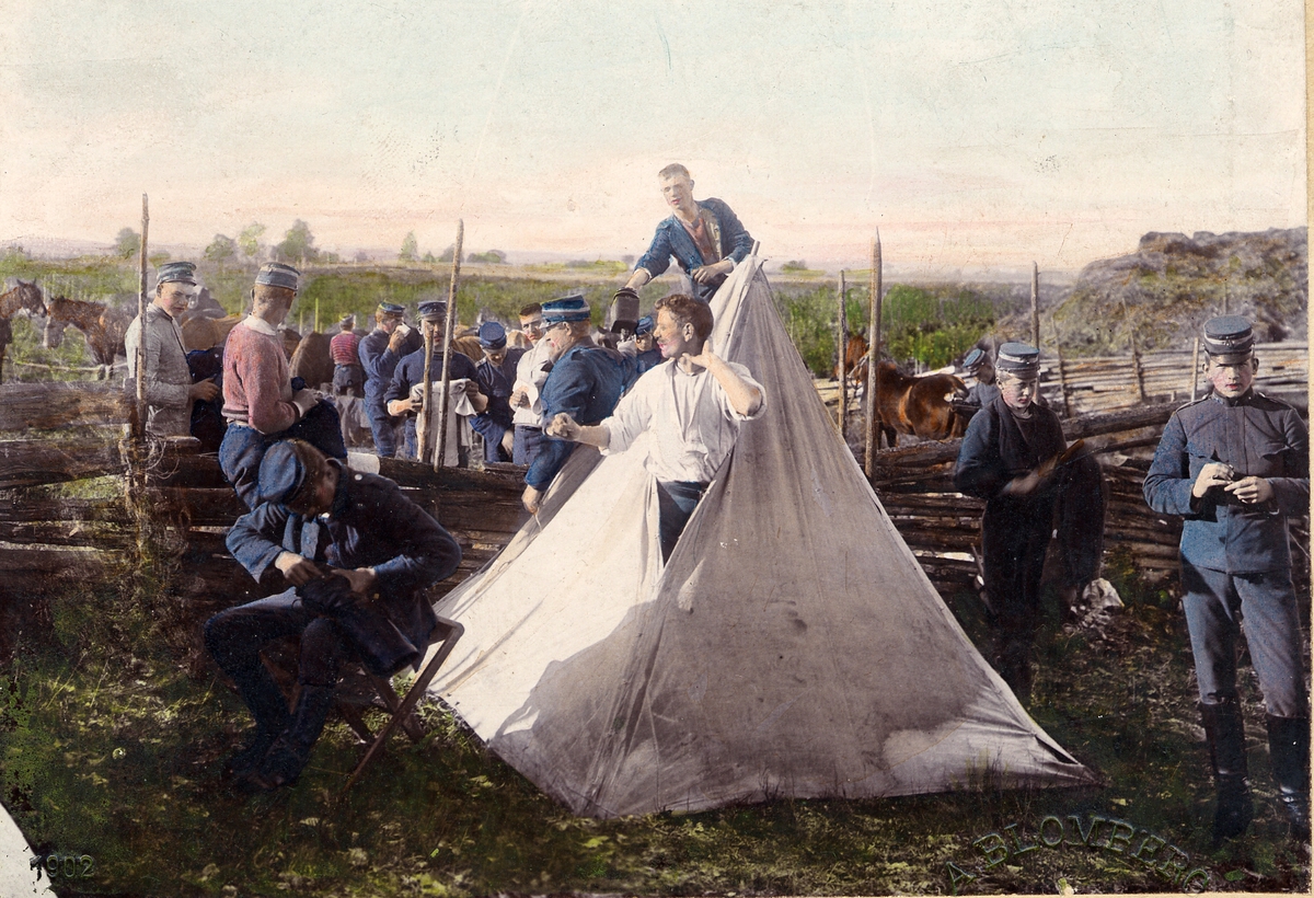 Anton Ambrosius Blomberg, Soldater ur ingenjörstrupp(?) gör morgontoalett i tältläger. I bakgrunden avsadlade hästar. Färglagt foto från 1902.