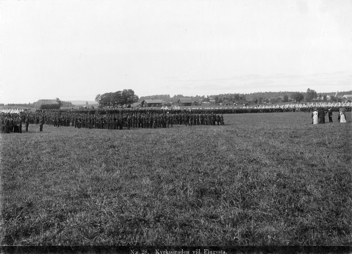 Bernhard Hakelier, Livregementets grenadjärer I 3 uppställda ute på fält under kyrkoparaden vid Fjugesta år 1900.