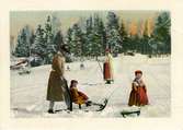 Kort med vintermotiv. Familj i bygdedräkter (folkdräkter) åker spark, skidor och kälke.