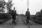 Gustav Andersson (1) och en pojke står på ett järnvägsspår.