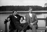 Två män sitter på en bänk invid sjön vid Lungkliniken i Eksjö. I bakgrunden syns barrskog.
Fotografens anmärkning: 