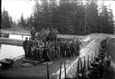 Arbetare vid Vattenledningsdammarna. Varje år byttes sand i dammarna, de tvättades och lagades.
Övre raden: Olle Bergman, Emil Karlsson, Alfons Andersson, Nils Karlsson, Ivan Palm. Nedre raden: Harry Svärd (1), Adolf Karlsson (4), Leif Andersson (5), Tager Wester (Väster?)gren (8), Nils Westberg (9), Erik Sandström (15), Nils Karlsson (16)