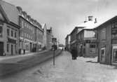 Enköping, Kungsgatan från Torggatan, mot nordost, innan rivningen i kvarteret Apotekaren, vintern 1955
