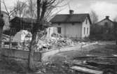 Enköping, stadsägan 206 (det rivna huset), stadsägan 207 och längst bort stadsägan 208, Westerlundsgatan 10, 8 och 6, mot öster, maj 1956