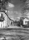 Enköping, Kyrkogatan från strömporterren (kvarteret Folkskolan) mot nordost, april 1956
