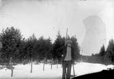 Gustav Andersson med sparkstötting på en skogsväg, med ett staket utmed ena sidan.