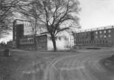 Enköping, nya lasarettsbyggnaden, från vägen till Gröngarnsåsen, mot öster, 29 december 1957