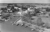 Enköping, panorama från silobyggnaden mot väster. Gamla båthamnen, lasarettet, Selfa, maj 1956.