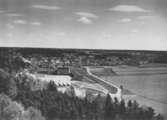Enköping, panorama från kyrktornet, mot nordost. Korsängsskolan och Fanna, 1957