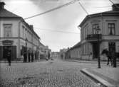 Enköping, Källgatan mot sydöst, med Kungsgatan korsande i förgrunden.