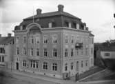 Enköping, Kyrkogatan 9, gamla nämndhuset. Dåvarande postkontor på nedersta våningen. Byggt 1904-1905.